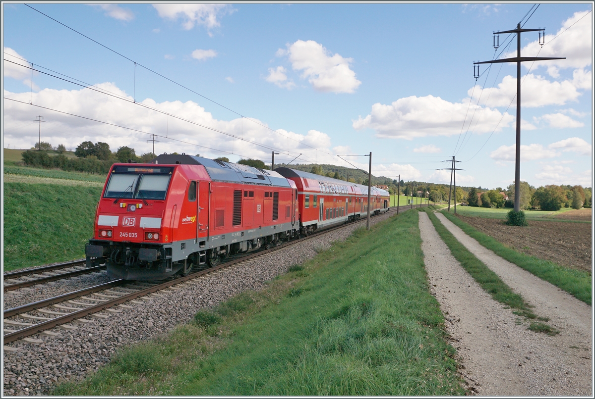 The DB 245 035 with his IRE on the way to Singen by Bietignen. 

19.09.2022