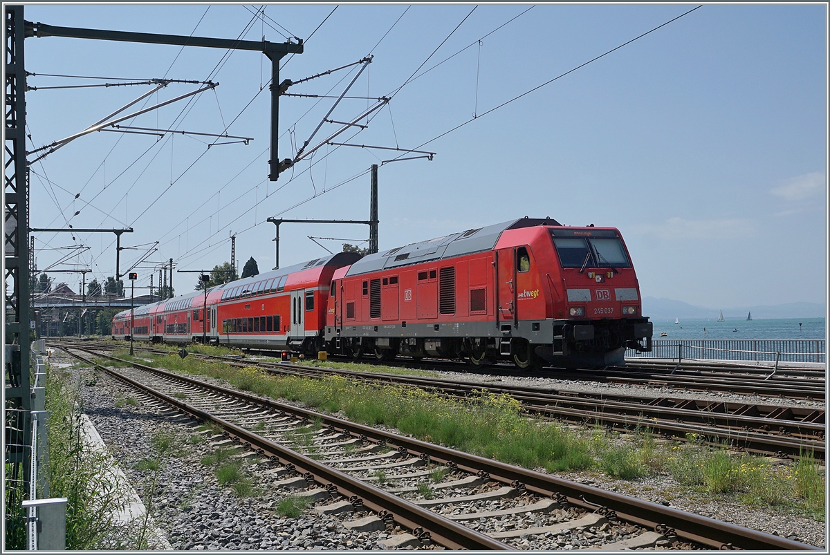 The DB 245 037 with a RE in the Lindau Insel Station. 

14.08.2021 