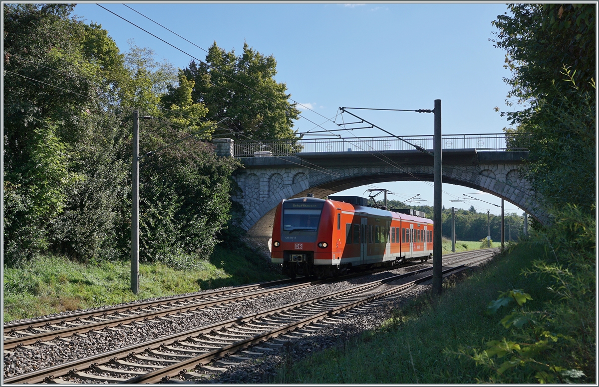 The DB 426 014-7 on the way from Singen to Schaffhausen by Bietingen. 

19.09.2022