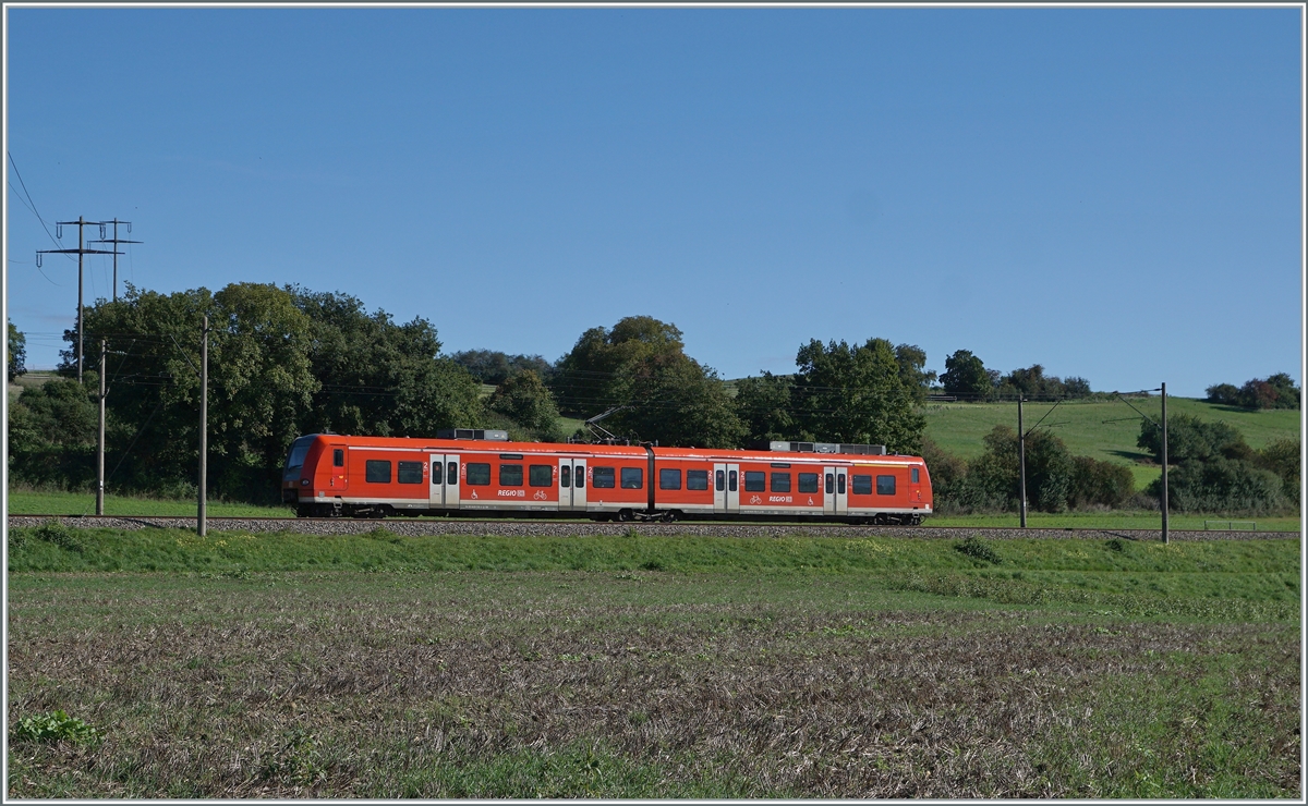 The DB 426 014-7 on the way from Schaffhausen to Singen by Bietingen.

19.09.2022