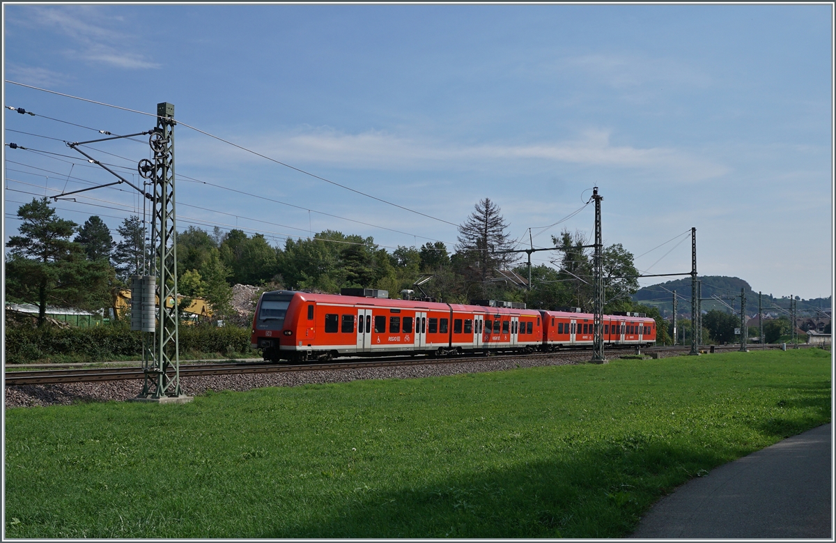 The DB 426 514-6 and 012-1 on the way from Singen to Schaffhausen by Thayngen.

30.08.2022