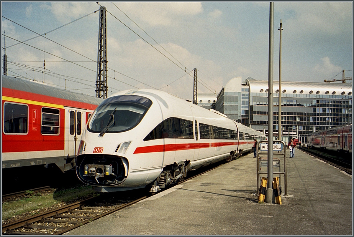 The DB uses its new Diesle ICE TD 605 for traffic from Zurich to Munich. Such an ICE 605 is in Munich HBF in the Holzkirchner Bahnhof section of the station for test drives and staff instruction.

Analog image from May 4, 2001