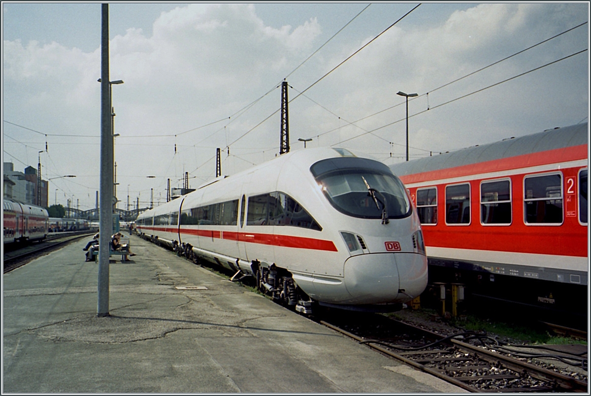 The DB uses its new Diesle ICE TD 605 for traffic from Zurich to Munich. Such an ICE 605 is in Munich HBF in the Holzkirchner Bahnhof section of the station for test drives and staff instruction.

Analog image from May 4, 2001