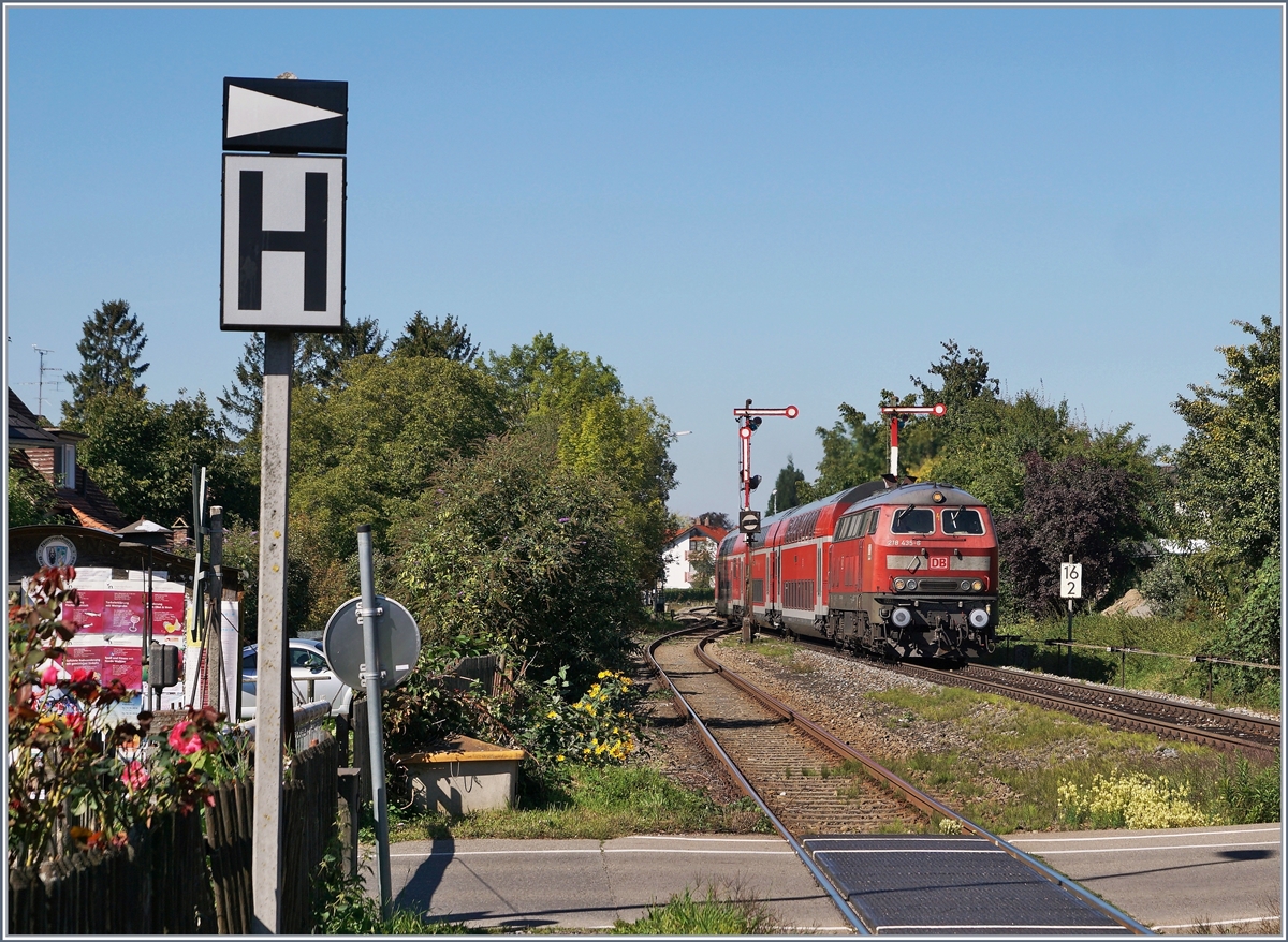 The DB V 218 435-6 is arriving with his RE on the way to Lindau in Nonnenhorn.

25.09.2018