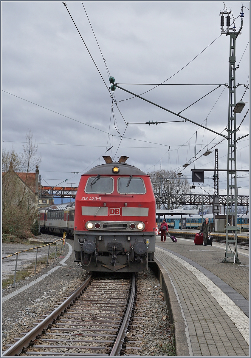 The DDB 218 420-8 (and an other one) wiht the EC 195 to München in Lindau.

15.03.2019