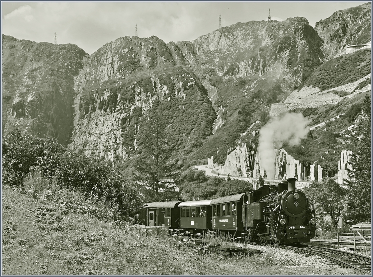 The DFB HG 4/4 704 is leaving The Gletsch Station.

31.08.2009