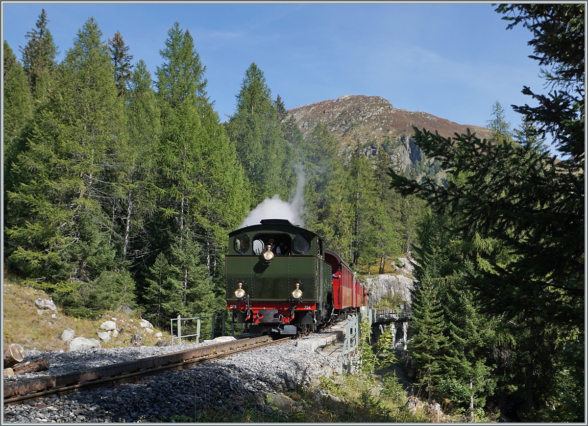 The DFB HG 4/4 704 from Realp to Oberwald near Oberwald.

30.09.2021