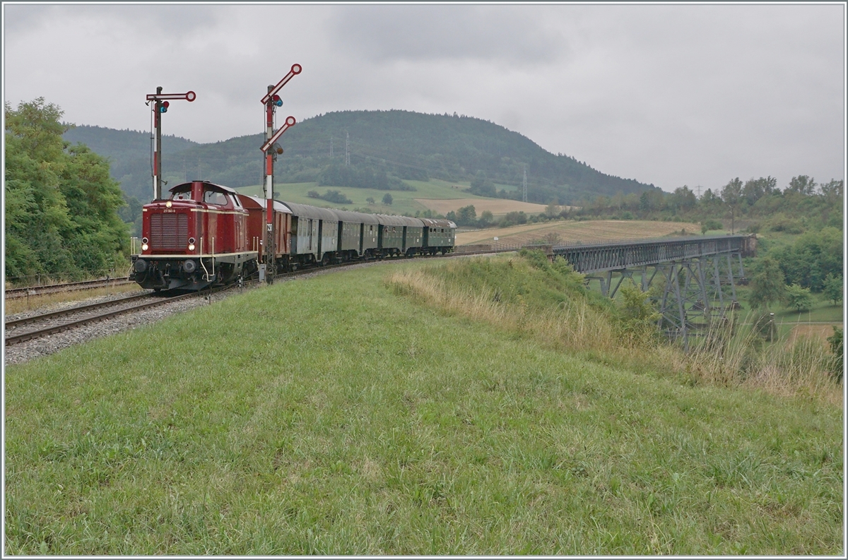 The diesel locomotive 211 041-9 (92 80 1211 041-9 D-NeSA) leaves the Epfenhofen Bridge valley crossing with its  morning train  and reaches Epfenhofen train station. At 264 meters long, the valley crossing Epfenhofen Bridge is the longest bridge on the Sauschwänzlebahn and, as far as I have seen, also the most impressive bridge on the route. August 27, 2022