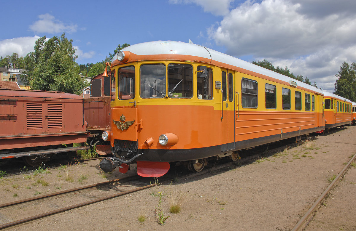 The diesel multiple unit YBO5p 888 on narrow gauge at the railway station in Virserum. In swedish the vehicle was called the »Date box« as dates in Sweden used to be soled in boxes with a round front. Date: 18. July 2017.