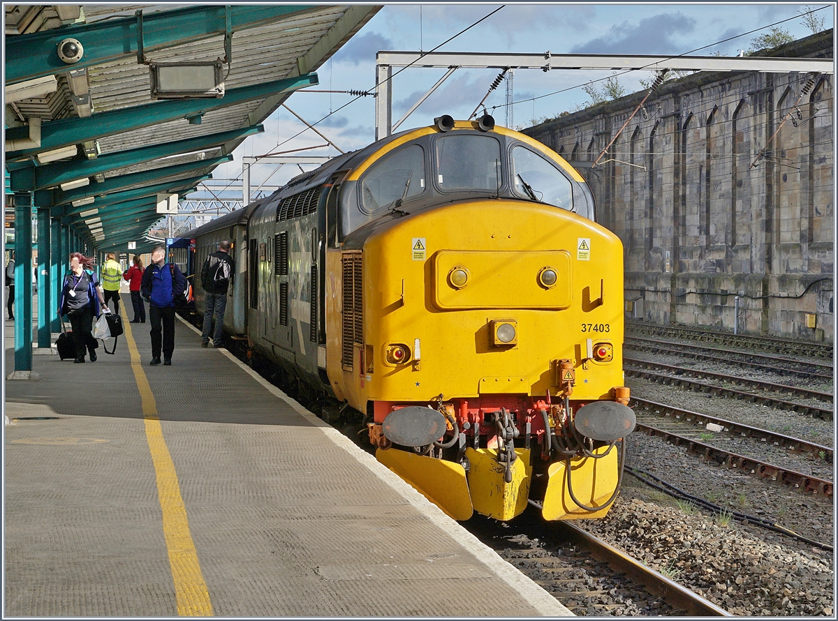 The Diesel/Electric Locomotive Class 37/4 Number 37403  Isle of Mull  in Carlisle. This locomotive was builed with the works number E3567/D996 on the 22/10/1995 by English Electric Vulcan Foundry. 
26.04.2018
 