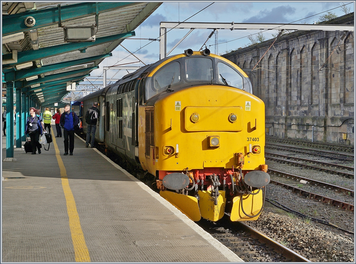 The Diesel/Electric Locomotive Class 37/4 Number 37403  Isle of Mull  in Carlisle. This locomotive was builed with the works number E3567/D996 on the 22/10/1995 by English Electric Vulcan Foundry. 
26.04.2018
 