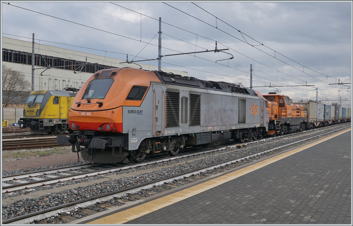 The Dinazzano Pò (DPO) Eurolight D 284 002 (UIC 92 83 2284 002-8 I-DPO) and the D 744 006 (UIC 92 83 2744 006-3 IT-DPO) wiht a Cargo train in Reggio Emilia.
2010 was the Eurolight D 284 presented on the Inno Trans in Berlin.

14. März 2023