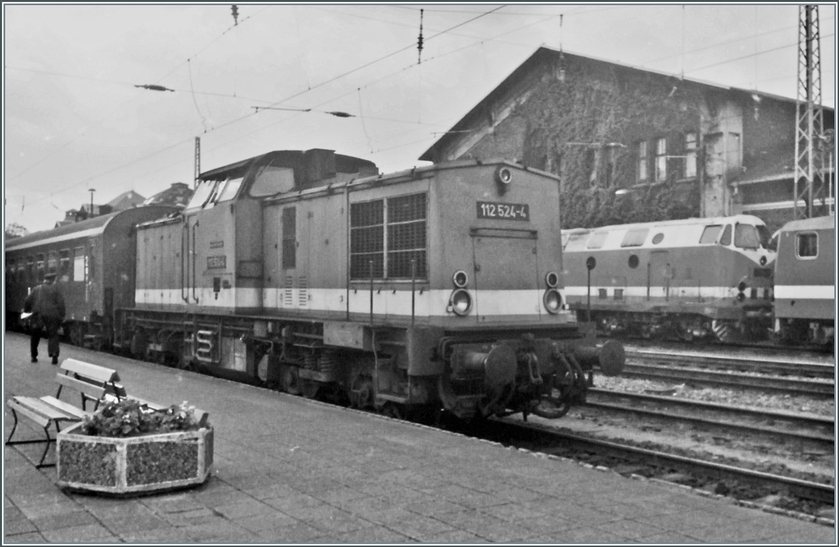 The DR 112 524-4 wiht a local train service in Schwein.
 
analog picture / 26..09.1990