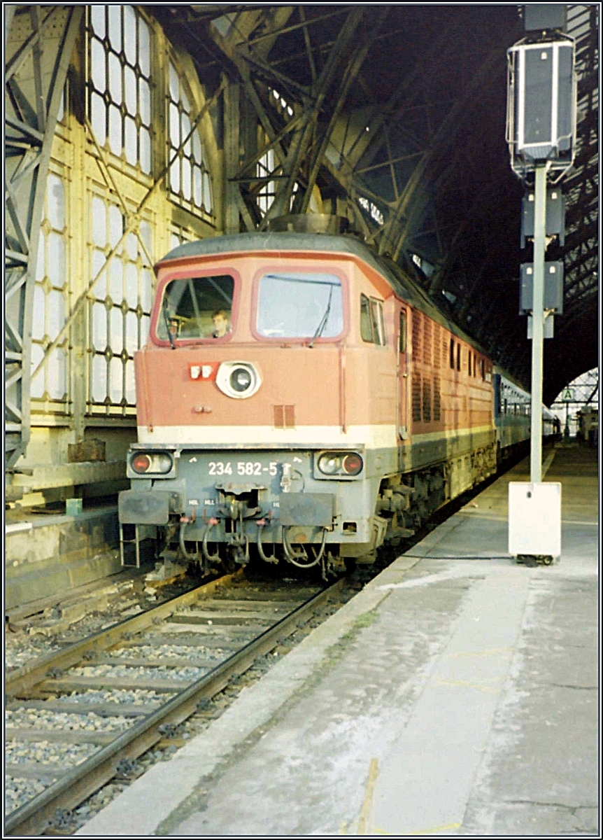 The DR 232 582-5 in Dresden Main Station. 

Analog picture / 28.02.2000