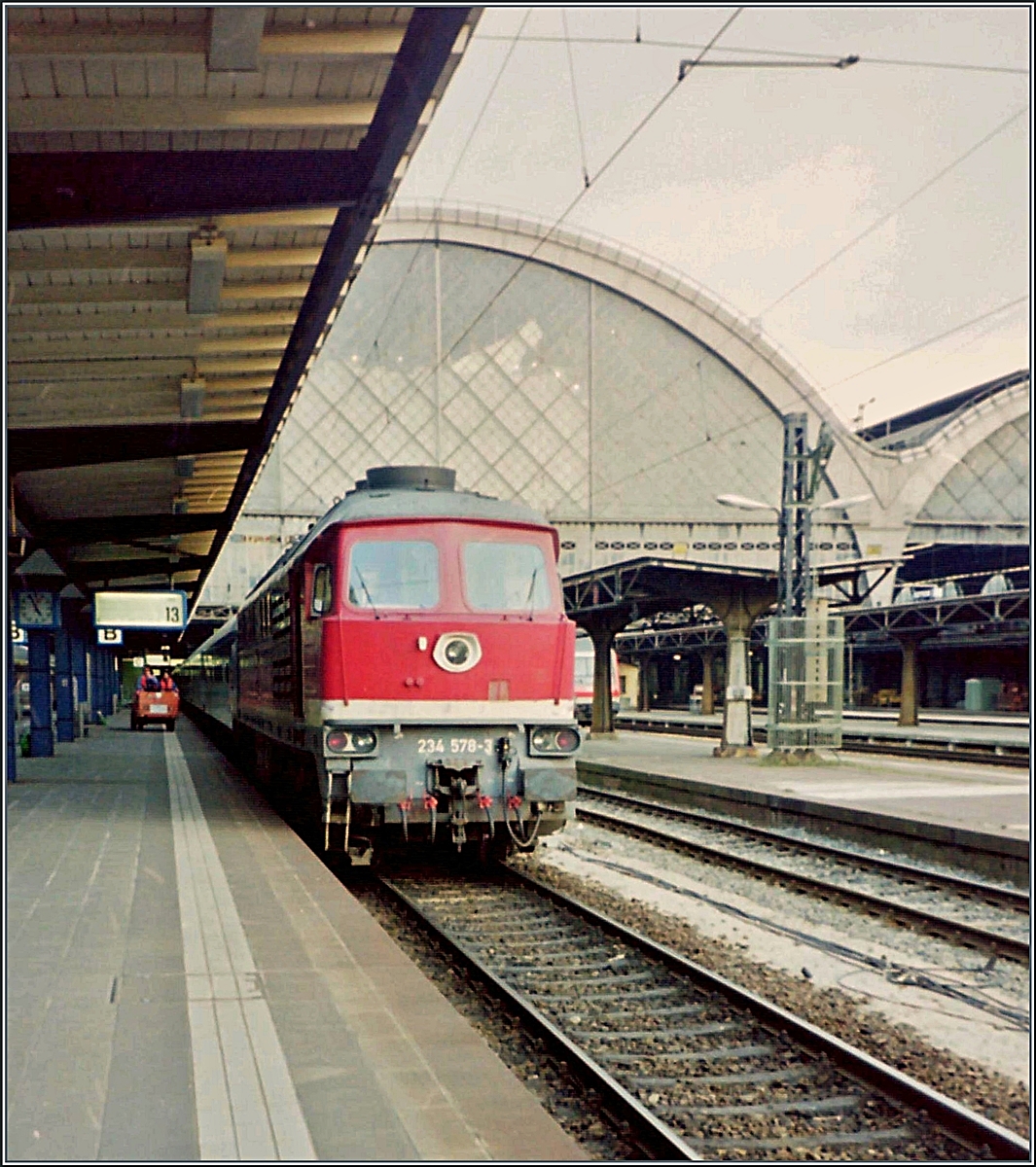The DR 234 578-3 in Dresden Main Station. 

Analog picture / 28.02.2000