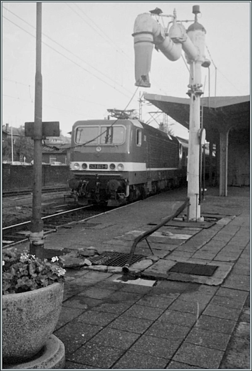 The DR 243 603-8 wiht a fast train service (D-Zug) to Leipzig in Schwein.
 
analog picture / 26..09.1990
