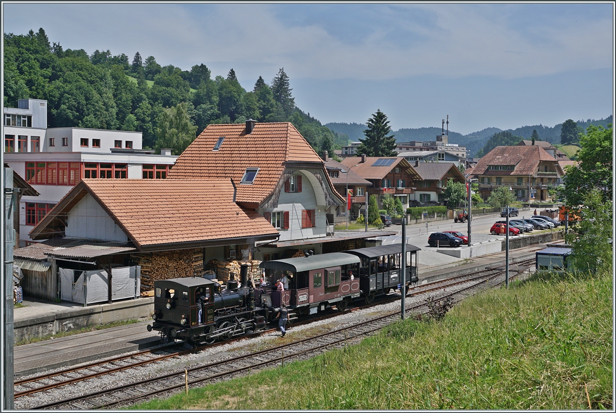 The E 3/3 853 (UIC number 90 85 0008 573-7) with his steamer service to Summiswald Grünnen in the Wasen Station.

June 14, 2025