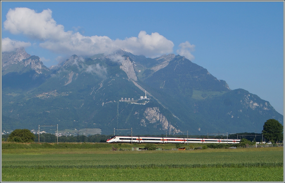 The EC 37 on the way tou Venzias near Aigle.
27.05.2015