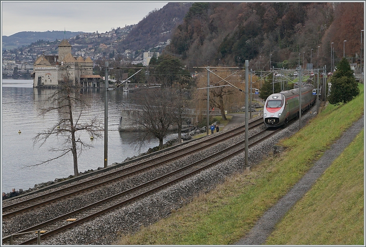 The EC 39 from Geneve to Milano now with the FS Trenitaila ETR 610 here by the Castle of Chillon. 

03.01.2022