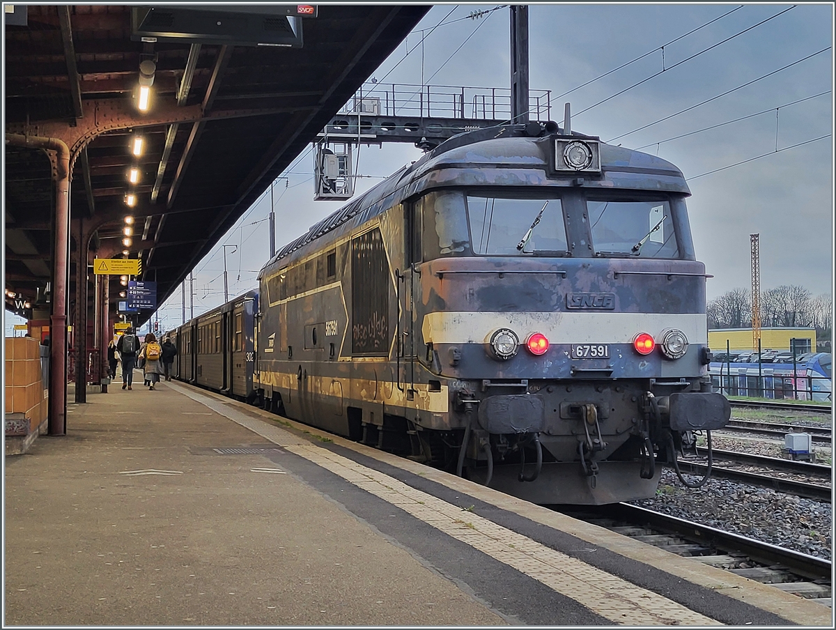 The elegant diesel locomotive is in Strasbourg and is waiting to depart with its TER 831830 (from 5:01 p.m.) to Saint-Dié-des-Vosges (at 6:50 p.m.).

March 12, 2024