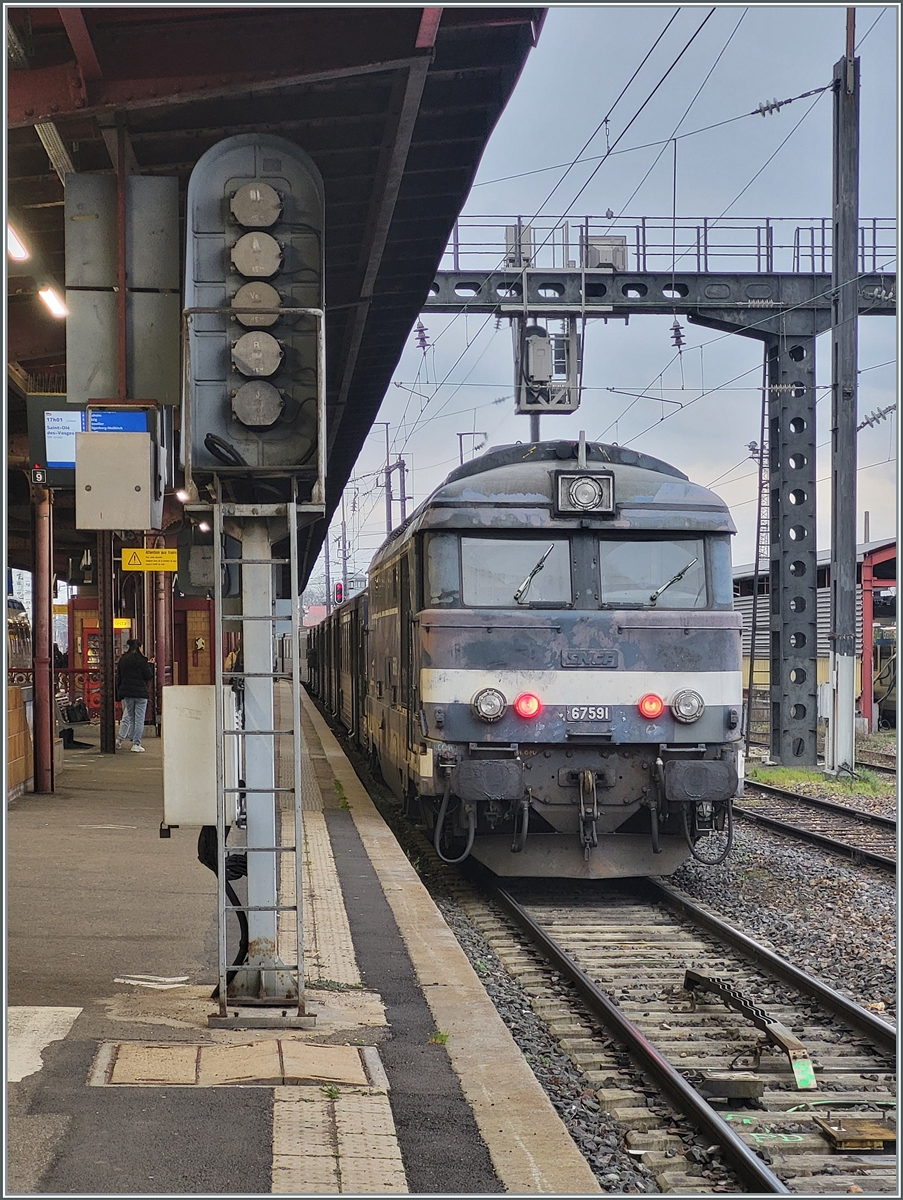 The elegant diesel locomotive is in Strasbourg and is waiting to depart with its TER 831830 (from 5:01 p.m.) to Saint-Dié-des-Vosges (at 6:50 p.m.).

March 12, 2024