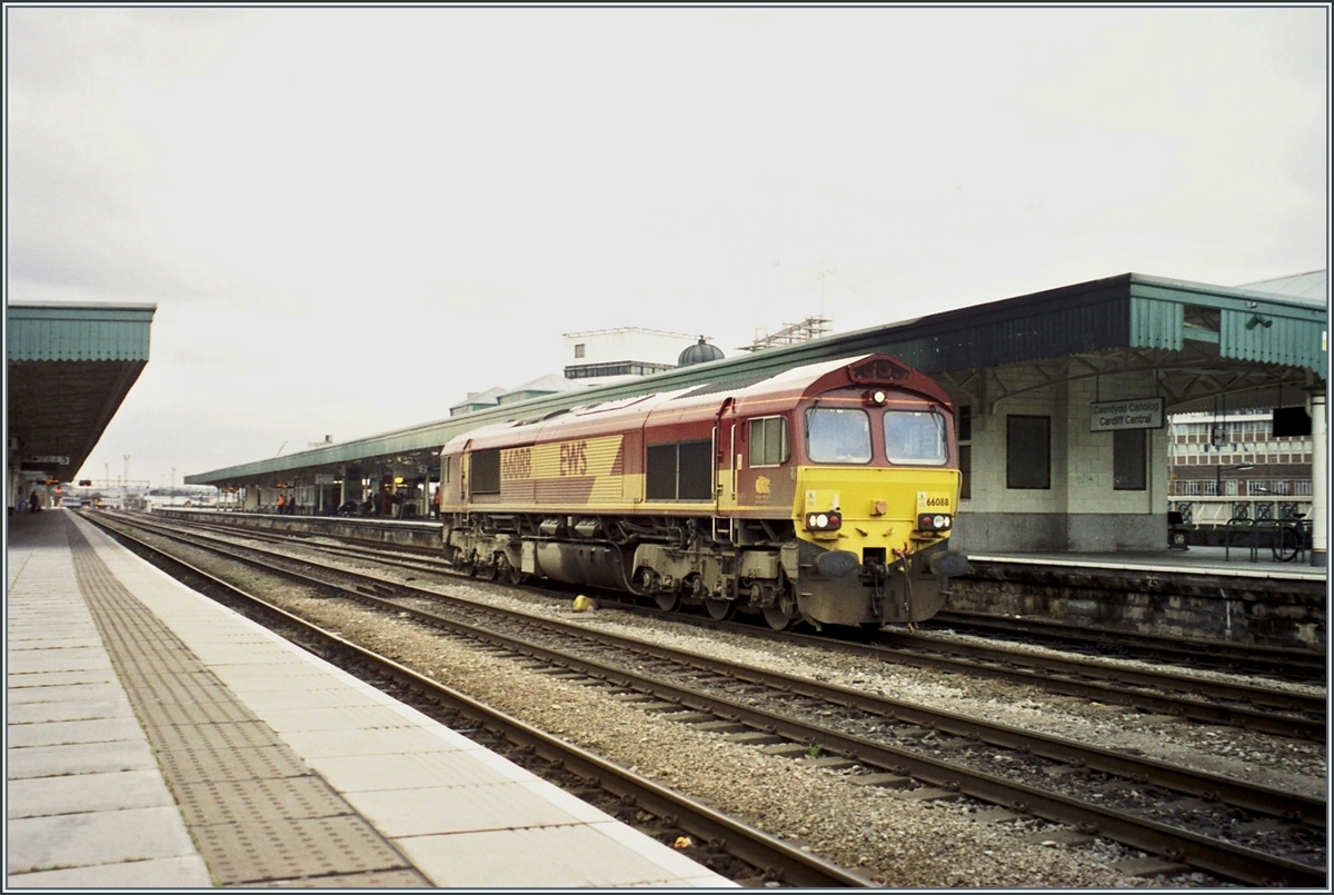 The EWS 66 088 in Cardiff Central / Caerdydd Canolog. 

Analog picture rom the Nov. 2000