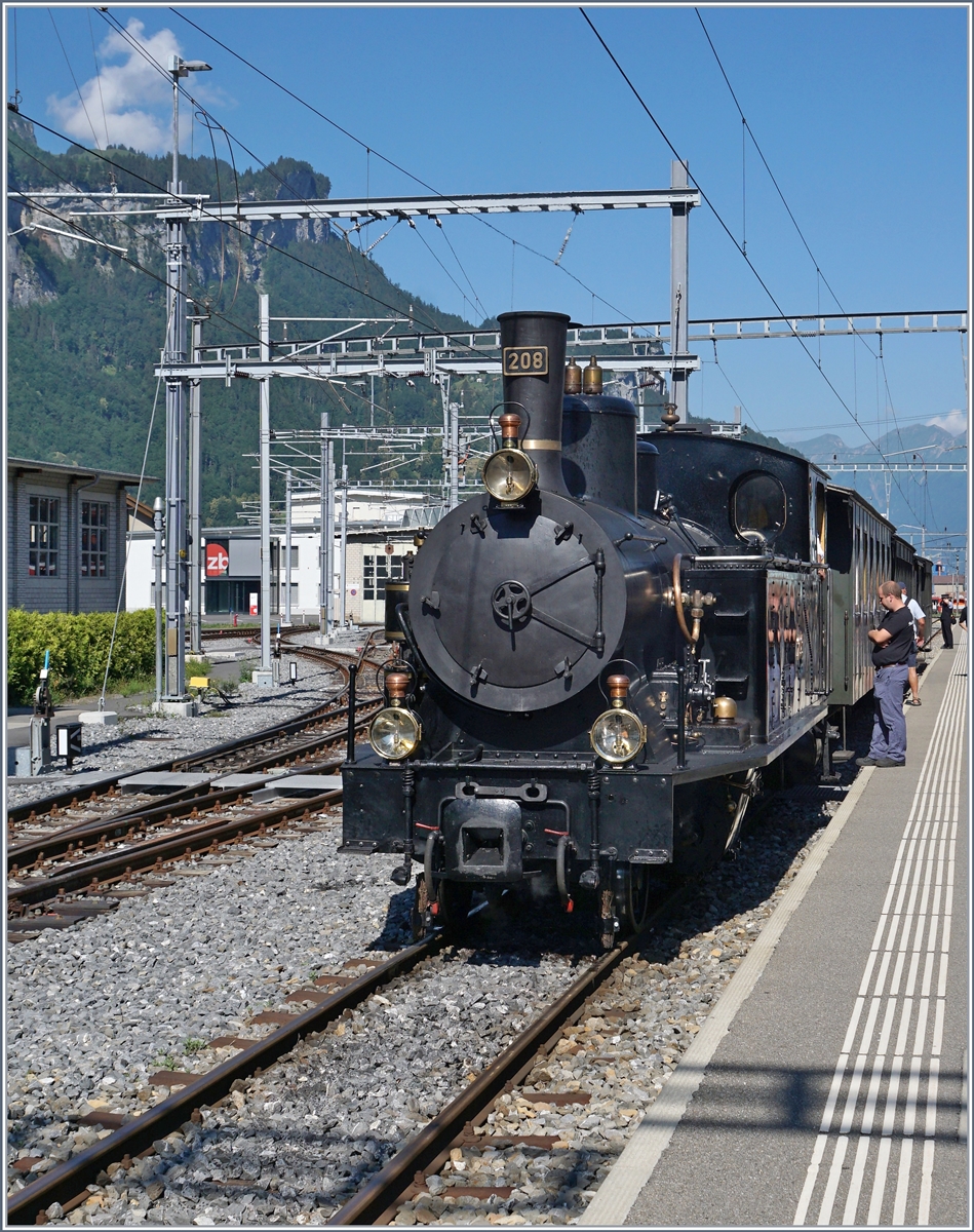 The ex Brünig (now BDB Ballenberg Dampfbahn) G 3/4 208 is arriving at Meiringen.

30.06.2018