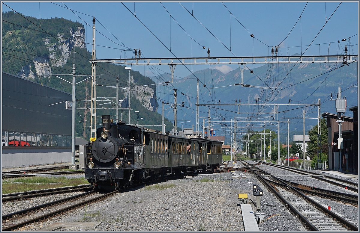 The ex Brünig (now BDB Ballenberg Dampfbahn) G 3/4 208 is arriving at Meiringen. 

30.06.2018