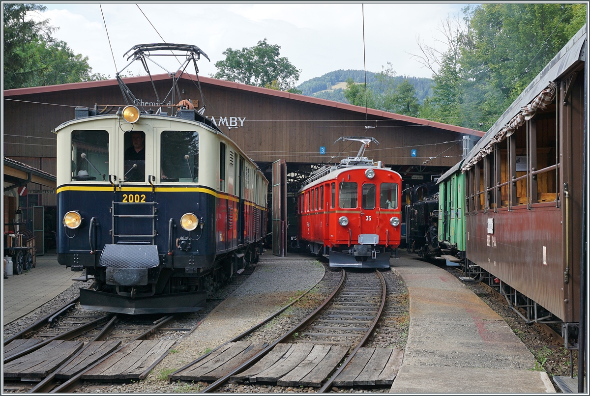 The (ex) MOB FZe 6/6 2002 and the (ex) Bernina Bahn RhB ABe 4/4 I 35 by the Blonay-Chamby Railway in Chaulin. 

13.08.2023