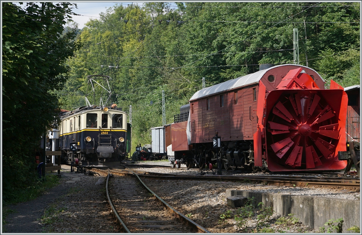 The (ex) MOB FZe 6/6 2002 and the (ex) Bernina Bahn X rot 1056 by the Blonay-Chamby Railway in Chaulin. 

13.08.2023