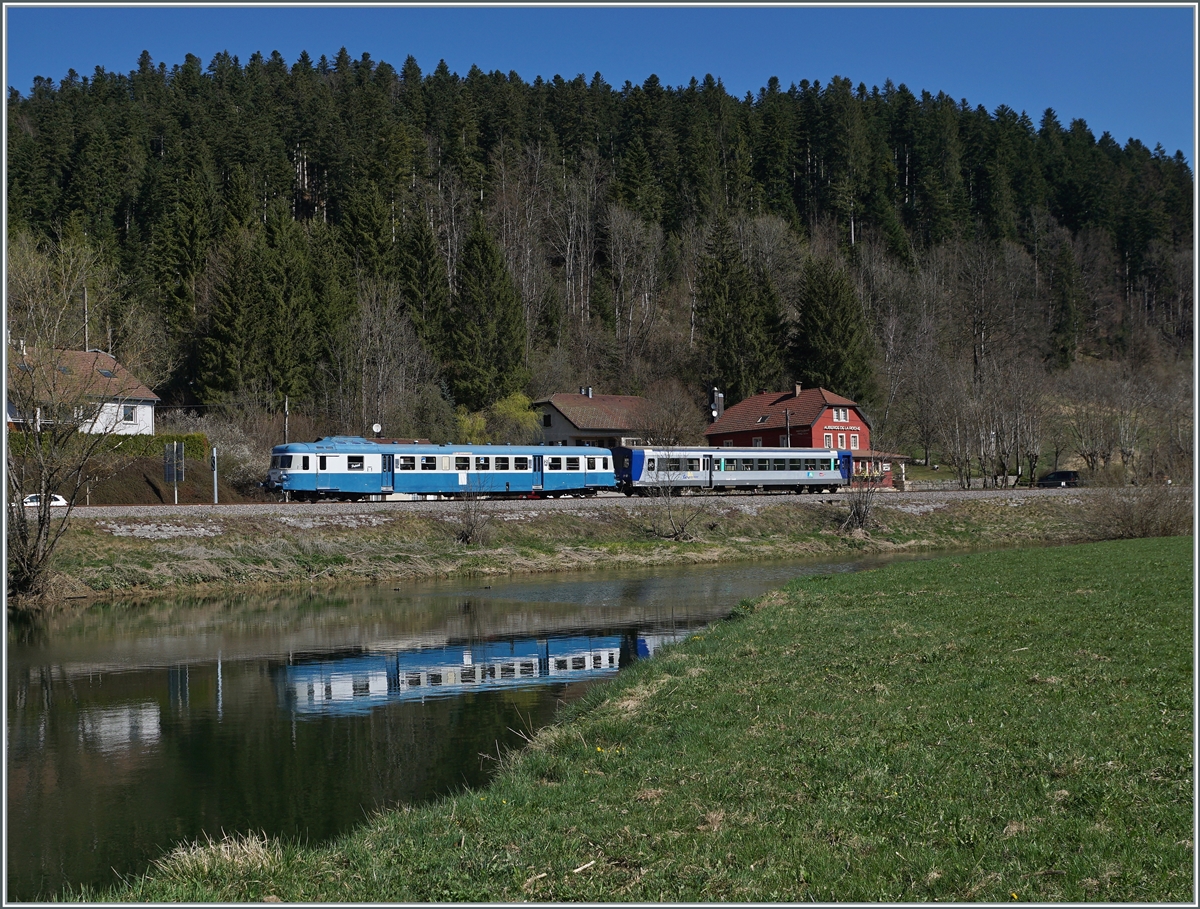 The (ex) SNCF X ABD 2816 is traveling to the small hamlet of Pont de la Roche as part of a special Easter trip. The diesel railcar belongs to the  Assosiation l'autrail X2800 du Haut Doubs . The X 2816 drives along the Doubs with its inappropriate sidecar and soon out of my field of vision.

It will probably be some time in the country again before I can enjoy seeing an X 2800 again... April 16, 2022