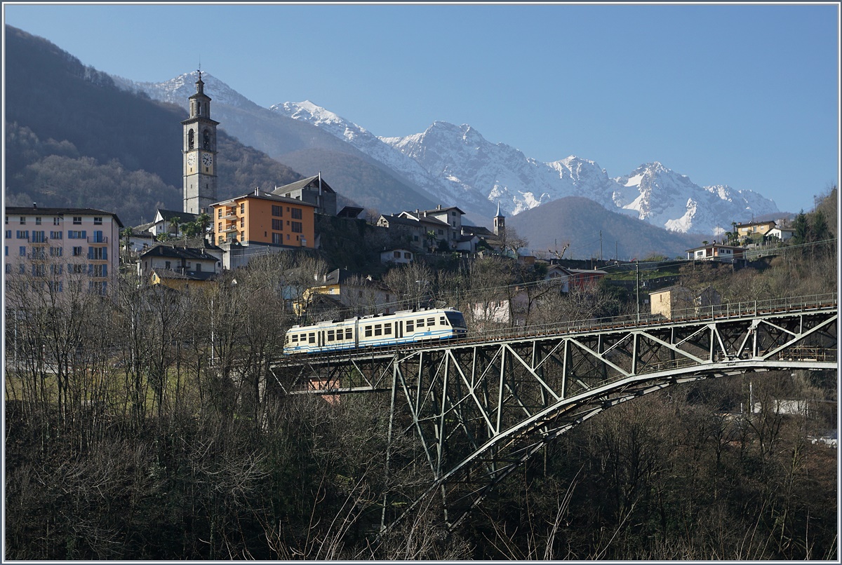 The FART ABe 4/6 54 from Camedo to Locarno by Intragna.
16.03.2017