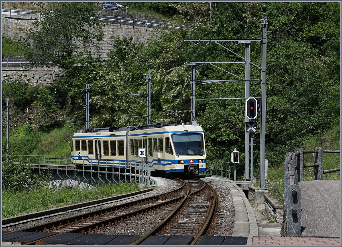 The FART ABe 4/6 54 from Camedo to Locaro is arriving at Verdasio.
20.05.2017