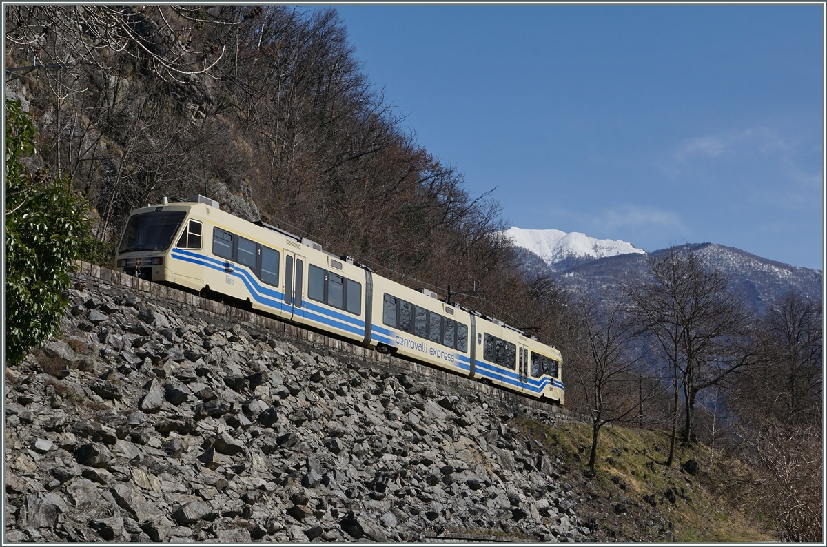 The FART Centovalli Express CEX 43 from Domodossola to Locarno by Intragna.
11.03.2016