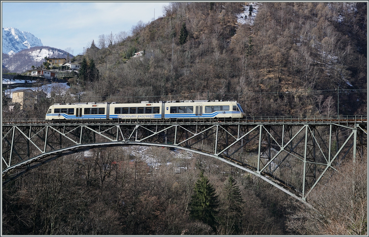 The FART Centovalli Express CEX 43 from Domodossola to Locarno by Intragna on the Isorna Briddge.
11.03.2016