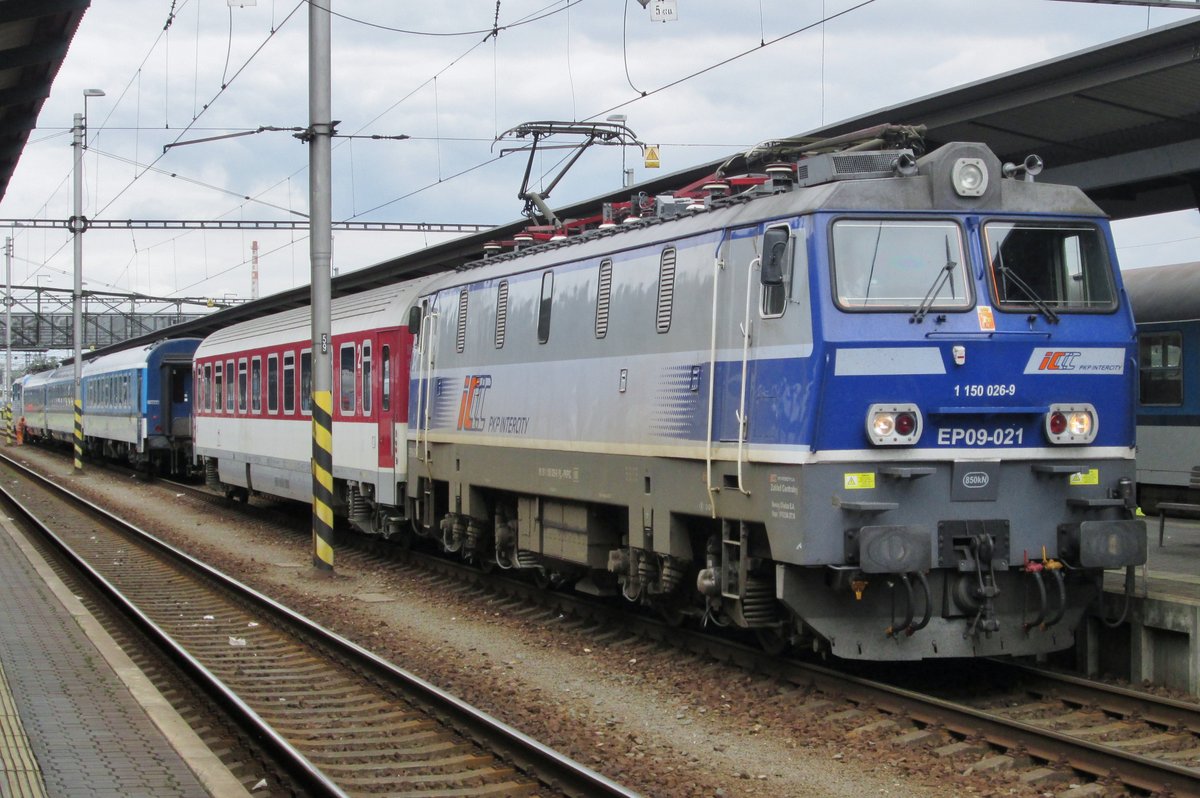 The fastest shunter on the planet? EP09-021 (capable of 160 km/h) shunts with a Slovak coach at Bohumin on 26 May 2015.