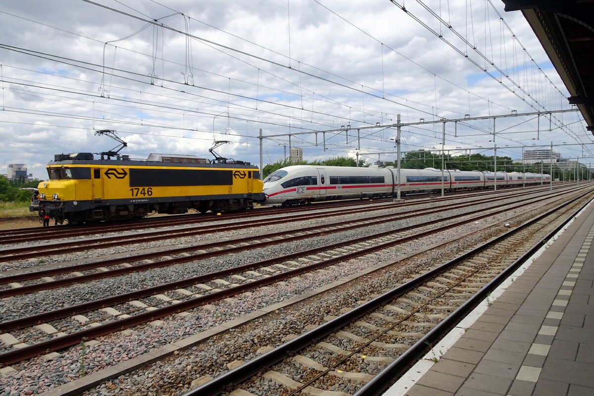 The fastest train in the NS reizigers fleet, ICE 4653/406 053, called it quits on Thursday 14 July at Zevenaar, was evacuated and then empty hauled to Nijmegen, where on 15 July NS 1746 is about to haul the defective ICE toward Amsterdam-Watergraafsmeer via 's-Hertogenbosch, Tilburg, Dordrecht, Rotterdam and Leiden, this detour being courtesey of engineering works between Utrecht and 's-Hertogenbosch.