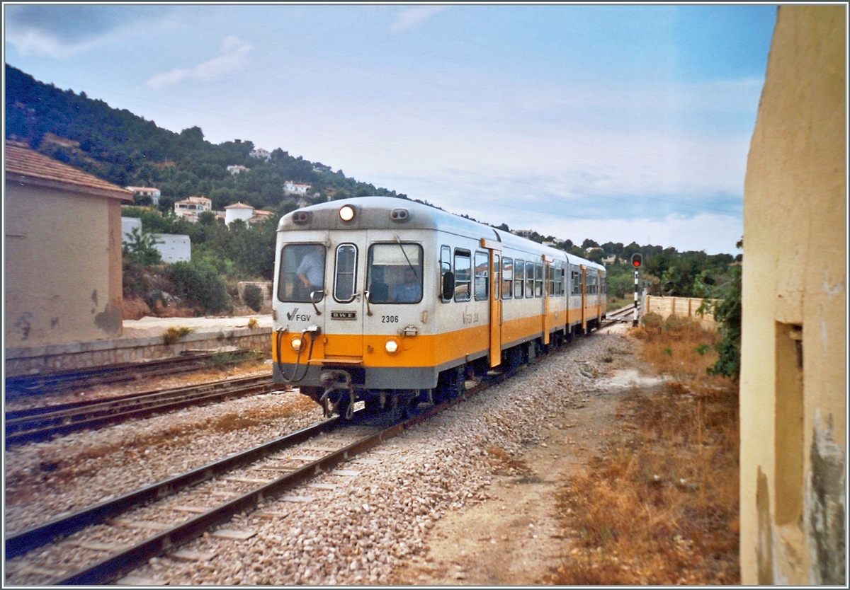 The FGV diesel multiple unit 2306 is traveling from Alicante to Denia and reaches the small train station in Calp/Calpe.

May 1993