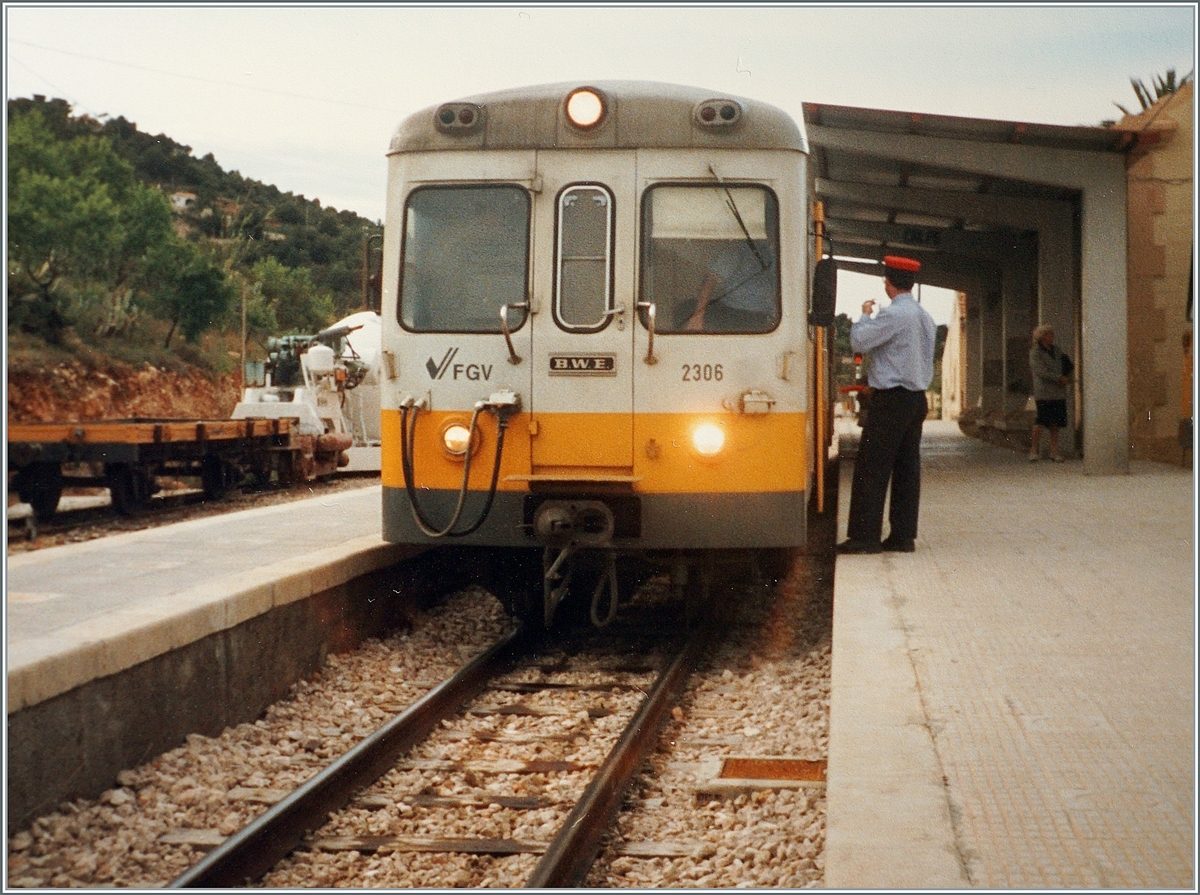 The FGV (Ferrocarrils de la Generalitats Valenciana) operates various regional routes in the region of Valencia and Alicante, since August 15, 2003 as a light rail (tram).
The picture shows the situation before the changeover: The FGV railcar 2306 is on the journey from Alicante to Denia and has arrived in Calp / Calpe.

Analog image from May 1993