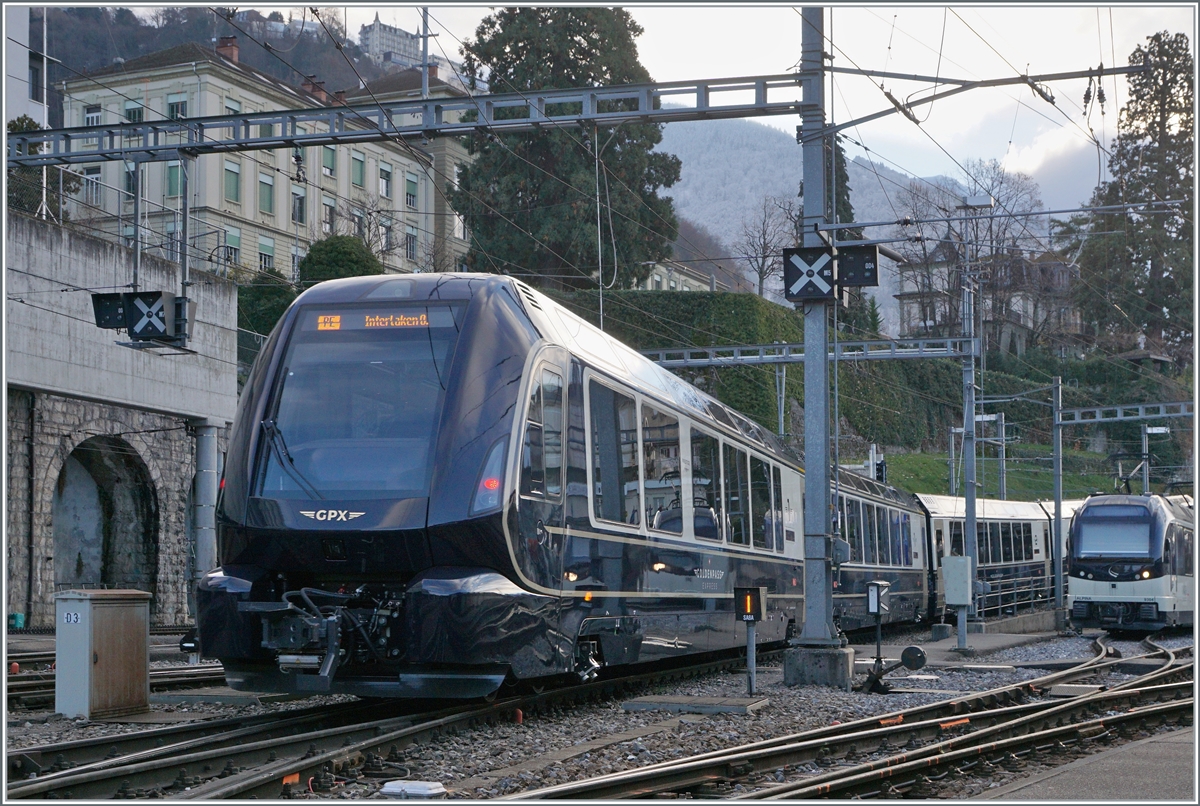 The first GoldenPass Express from Montreux to Interlaken Ost is leaving Montreux. 

11.12.2022
