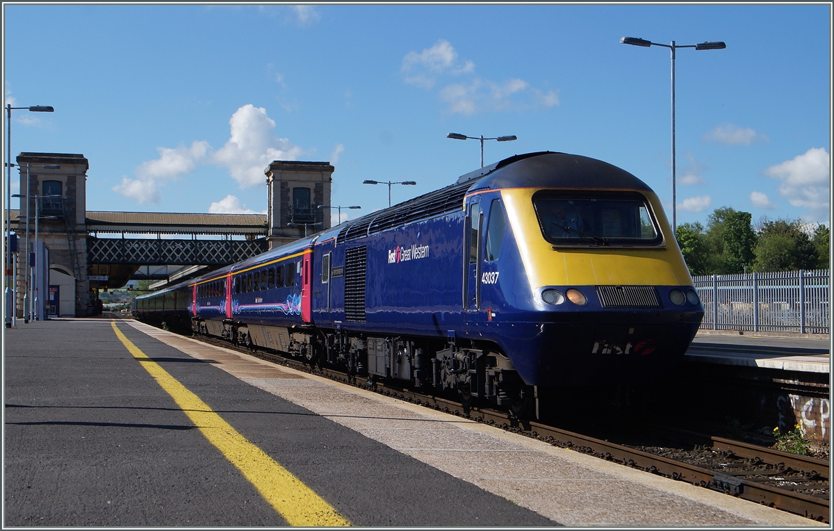 The First Great Western 1056 Service to London Paddington in Exeter St David. 
14.05.2014