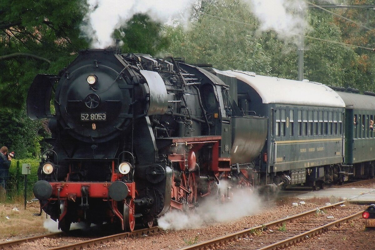 The first steam shuttle of the day: 52 8053 enters Dieren on 4 september 2007 during the yearle held steam bonanza Terug-naar-Toen.