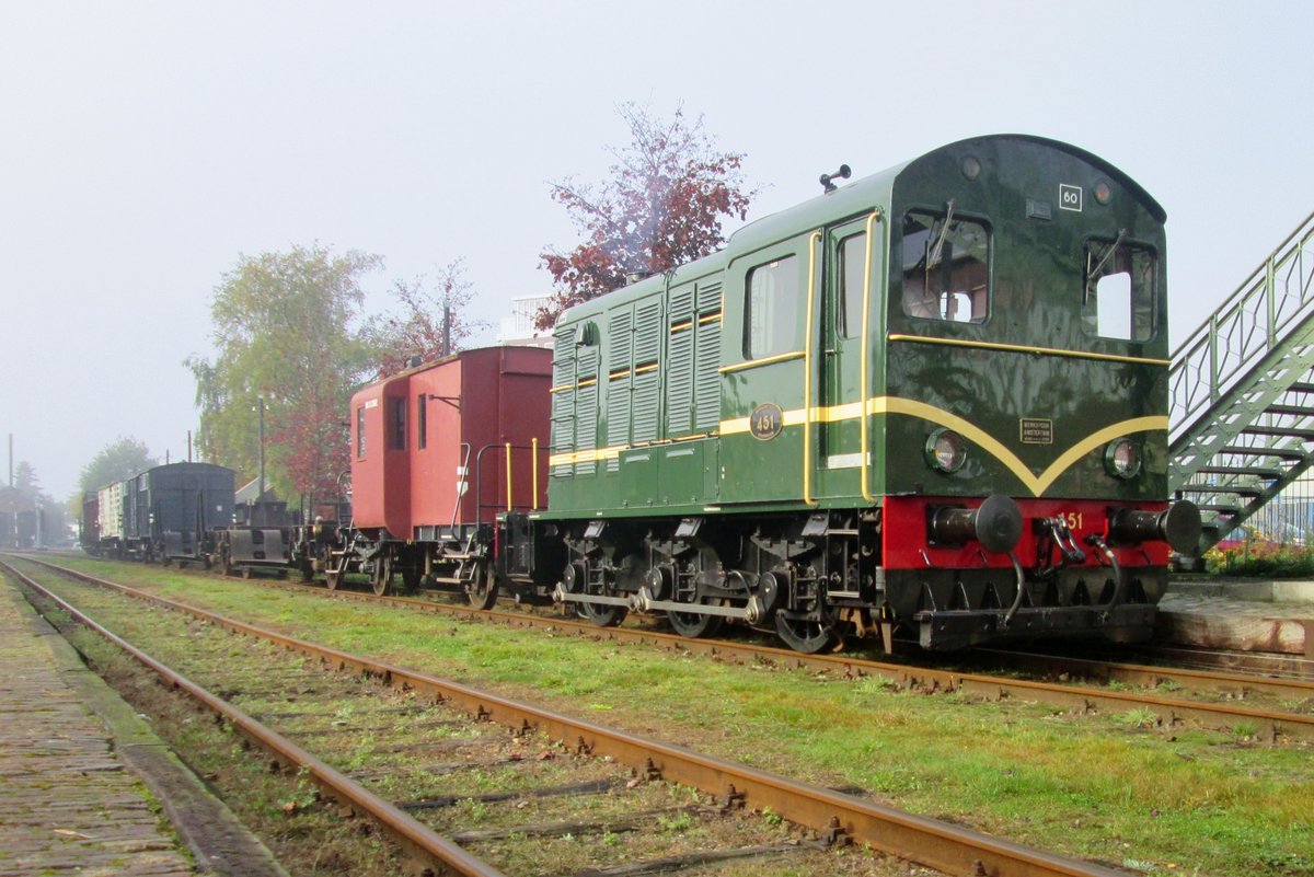 The fog begins to lift at Haaksbergen on 23 October 2016 and reveals a photo freight with ex-NS 451 leading.