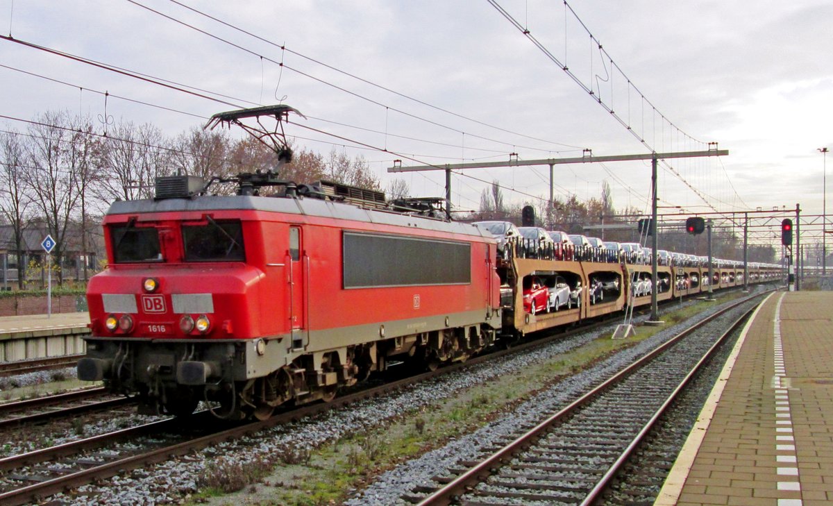 The Ford-shuttle train from Dillingen (Saar) speeds through Boxtel headed by 1616 on 28 November 2014.