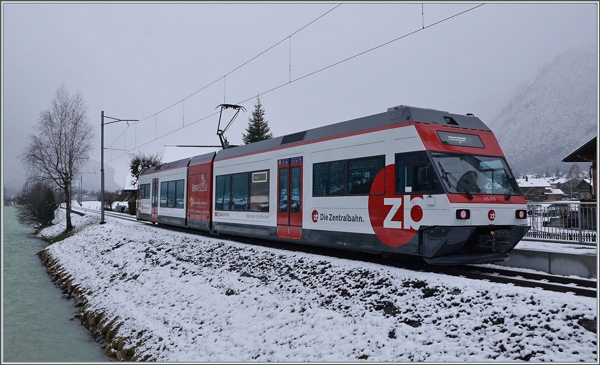 The former CEV Be 2/6 7004  Montreux,  now operating as Be 125 013 with Zentralbahn, is approaching the Aareschlucht West stop. The GTW is traveling from Meiringen to Innertkirchen.

March 16, 2021