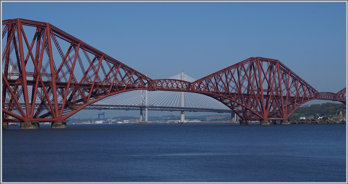 The Forth Bridge with an Virgin Train East Coast HST 125 (Class 43).
03.05.2017