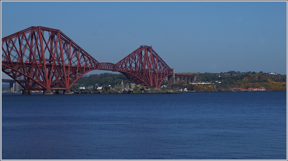 The Forth Bridge with an Virgin Train East Coast HST 125 (Class 43).
03.05.2017