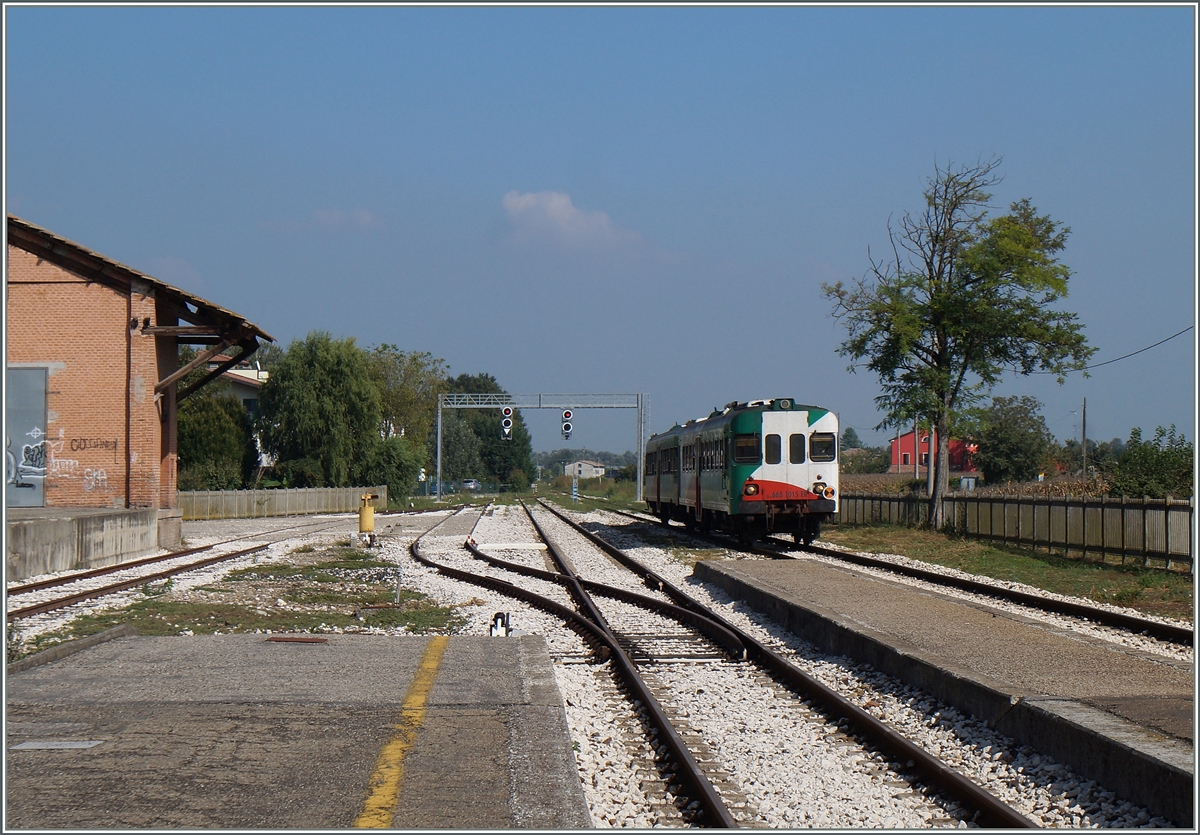 The FRE 668 1015 is arriving a Brescello.
22.09.2014