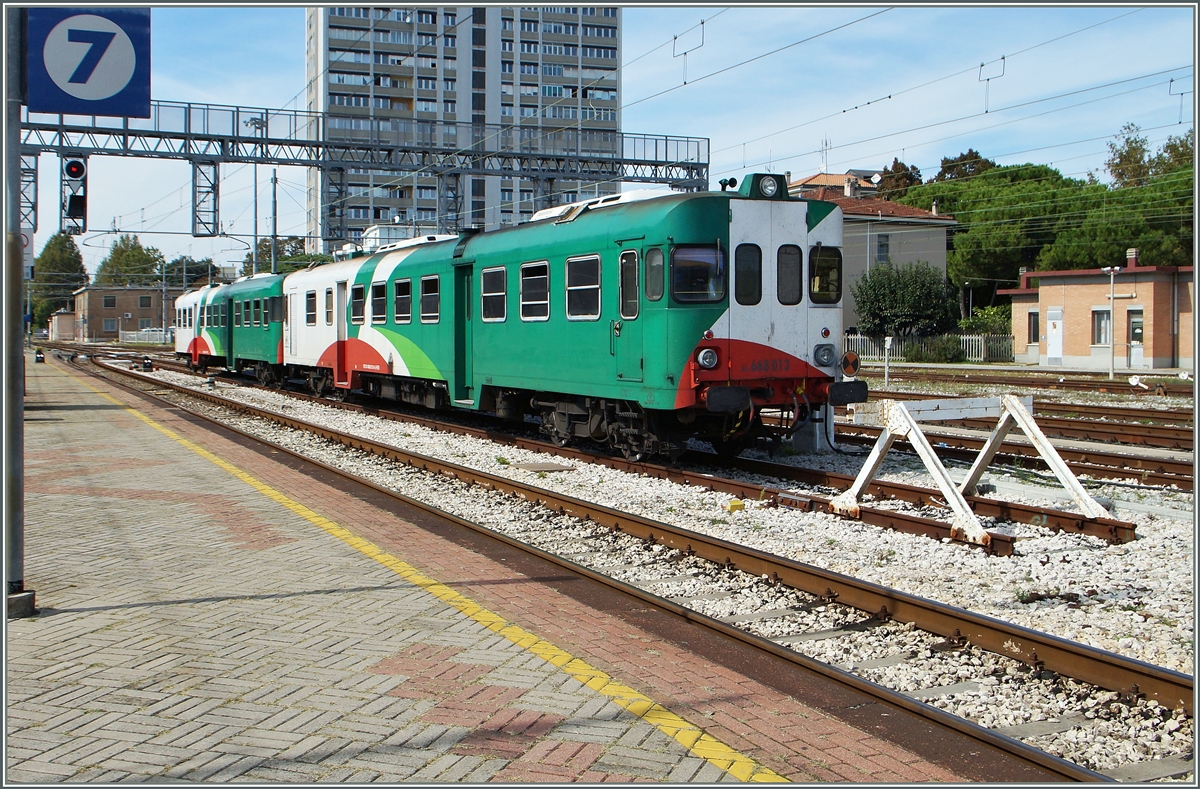 The FRE ALn 668 013 and Ln 880 032 in Rimini. 
17.09.2014