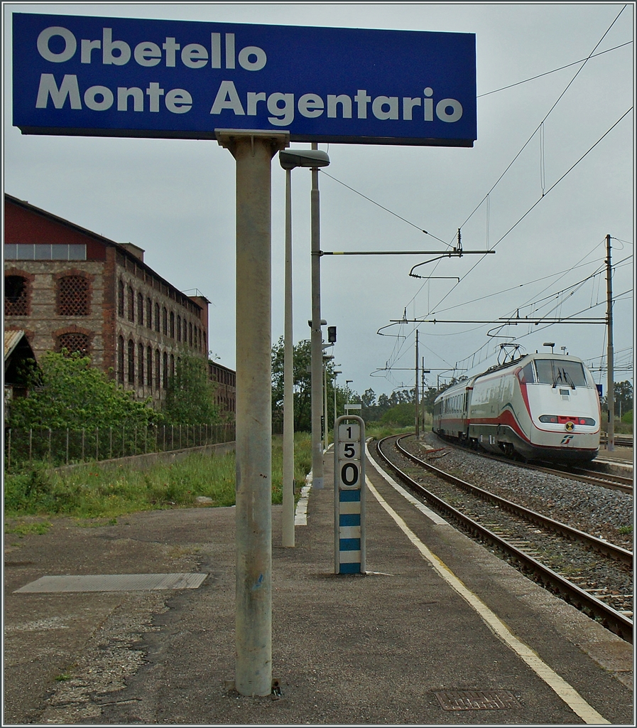 The Frecciabianca 973 from Roma to Milano in Orbetello Mone Argenario.
27.04.2015